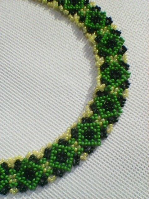 Ожерелье из бисера чешского плетеное ручной работы зеленое красивое  фото 2