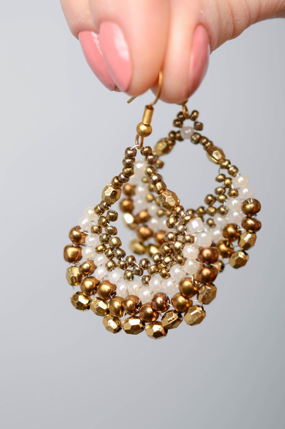 Boucles d'oreilles en perles de rocaille dorées et blanches faites main photo 3