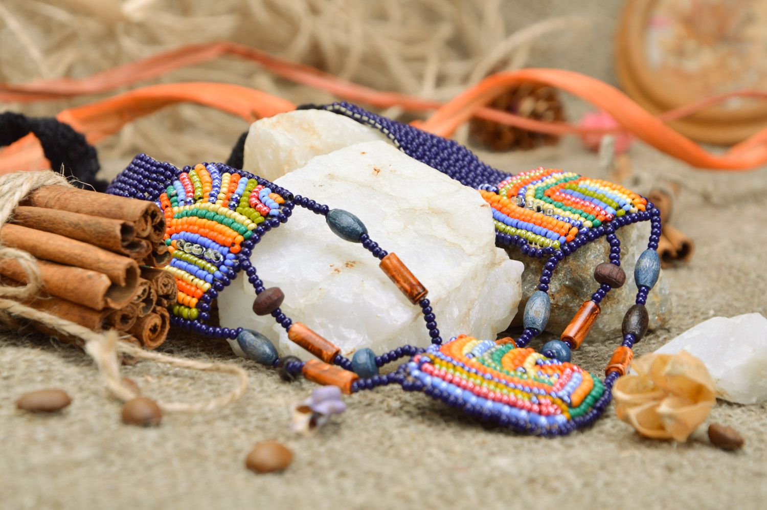 Collar de abalorios étnico sobre cuero multicolor artesanal  foto 1