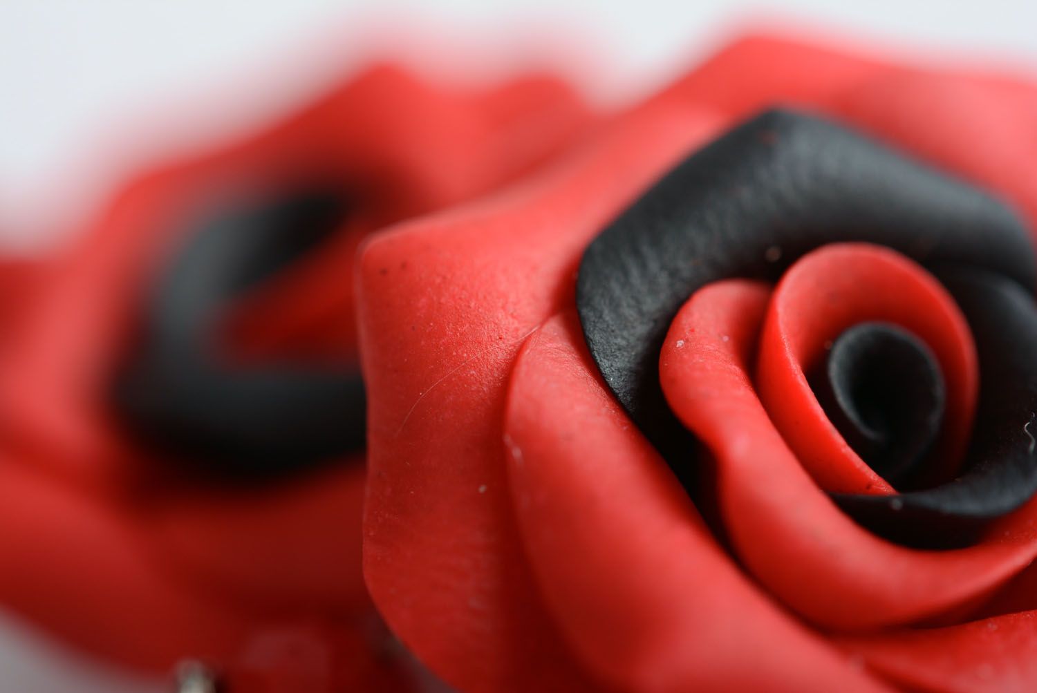 Rote Ohrringe mit Rosen  foto 3