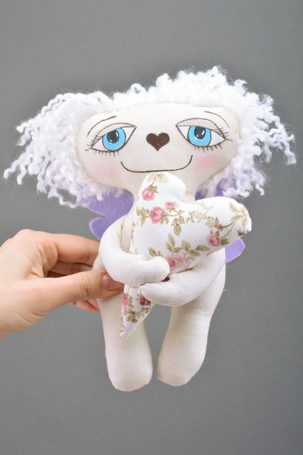 Мягкая игрушка ручной работы в виде ангелочка текстильная с сердечком красивая фото 3