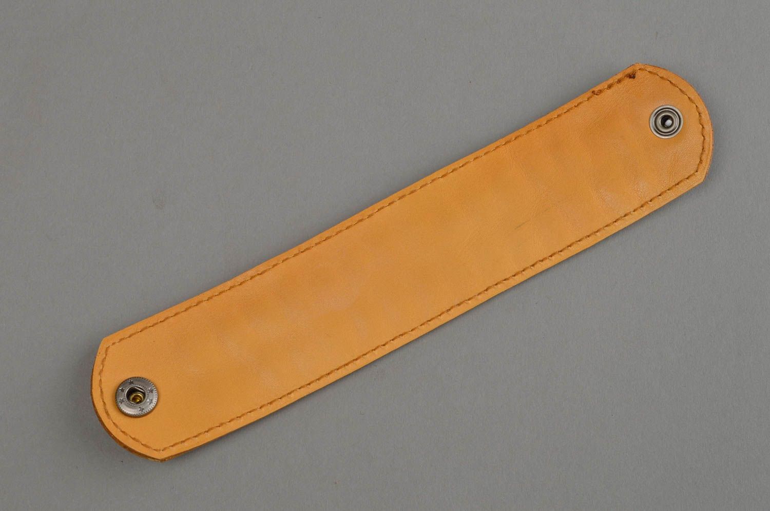 Bracelet en cuir fait main jaune accessoire design de créateur sur boutons photo 3