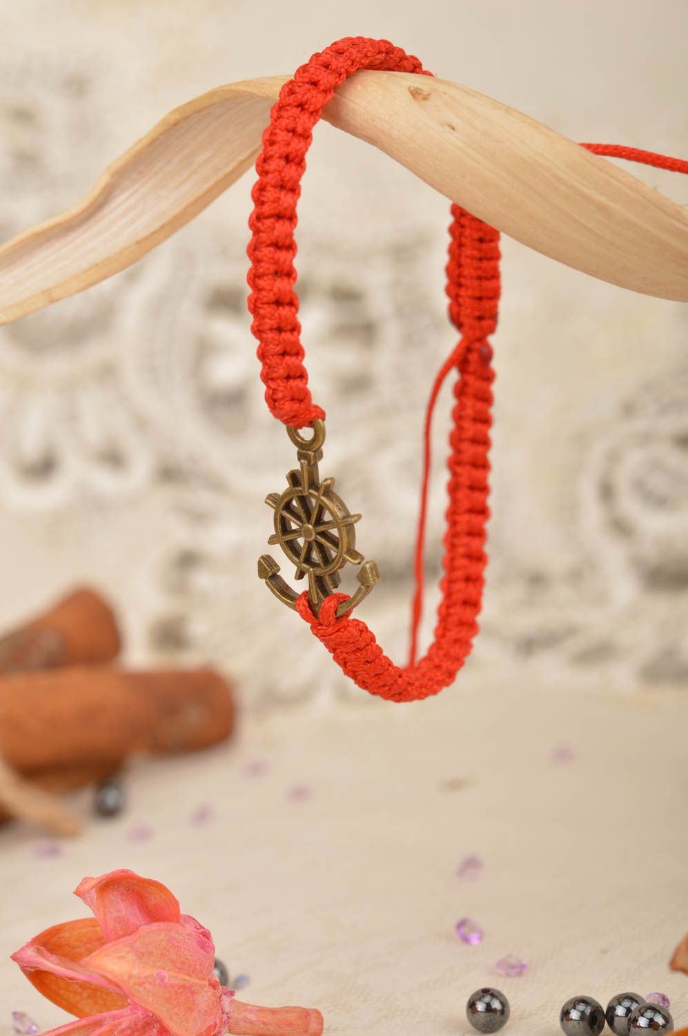 Geflochtenes dünnes schönes rotes Armband aus Seide mit Anker handmade foto 1