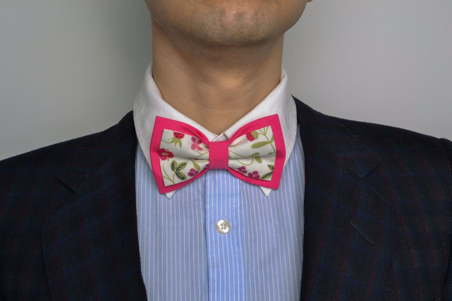Pink bow tie with floral print photo 5