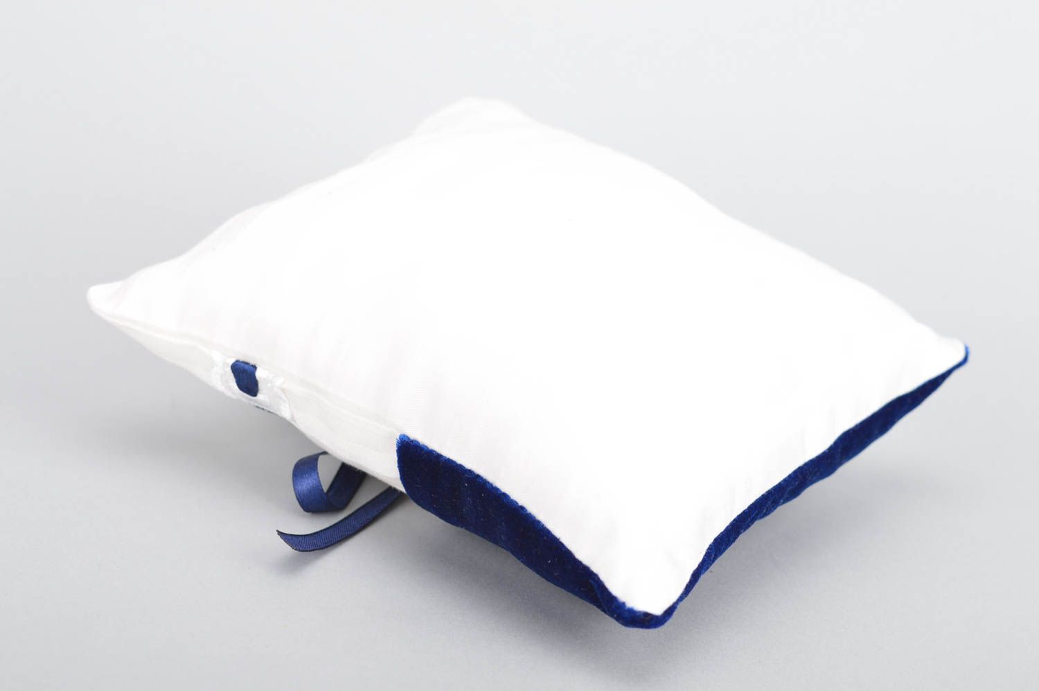 Свадебная подушечка для колец из хлопка бело-синяя с лентой ручной работы фото 5