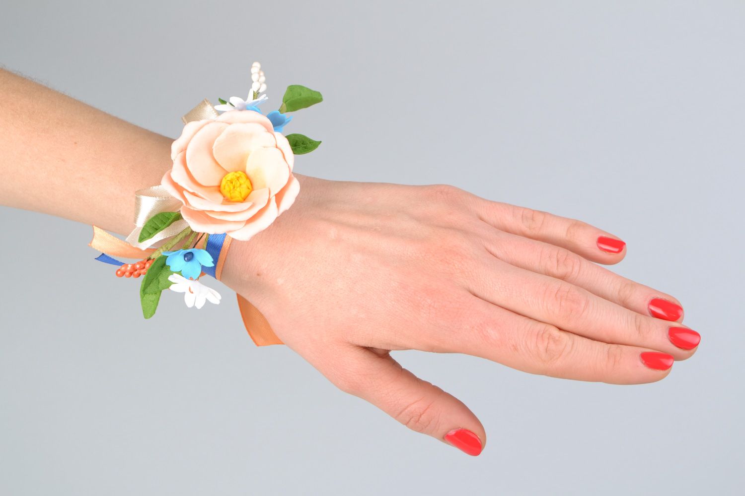 Pulsera para dama de honor hecha a mano de cintas de raso y flores de goma EVA   foto 2