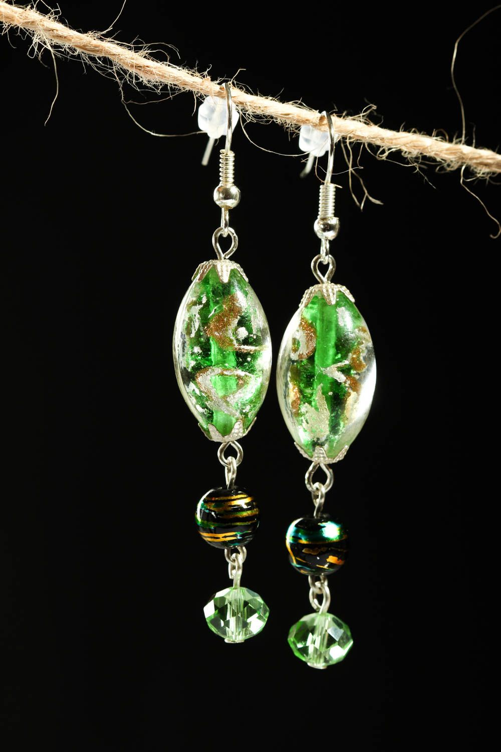 Серьги ручной работы зеленоватые стеклянные серьги элитная бижутерия весенние фото 1