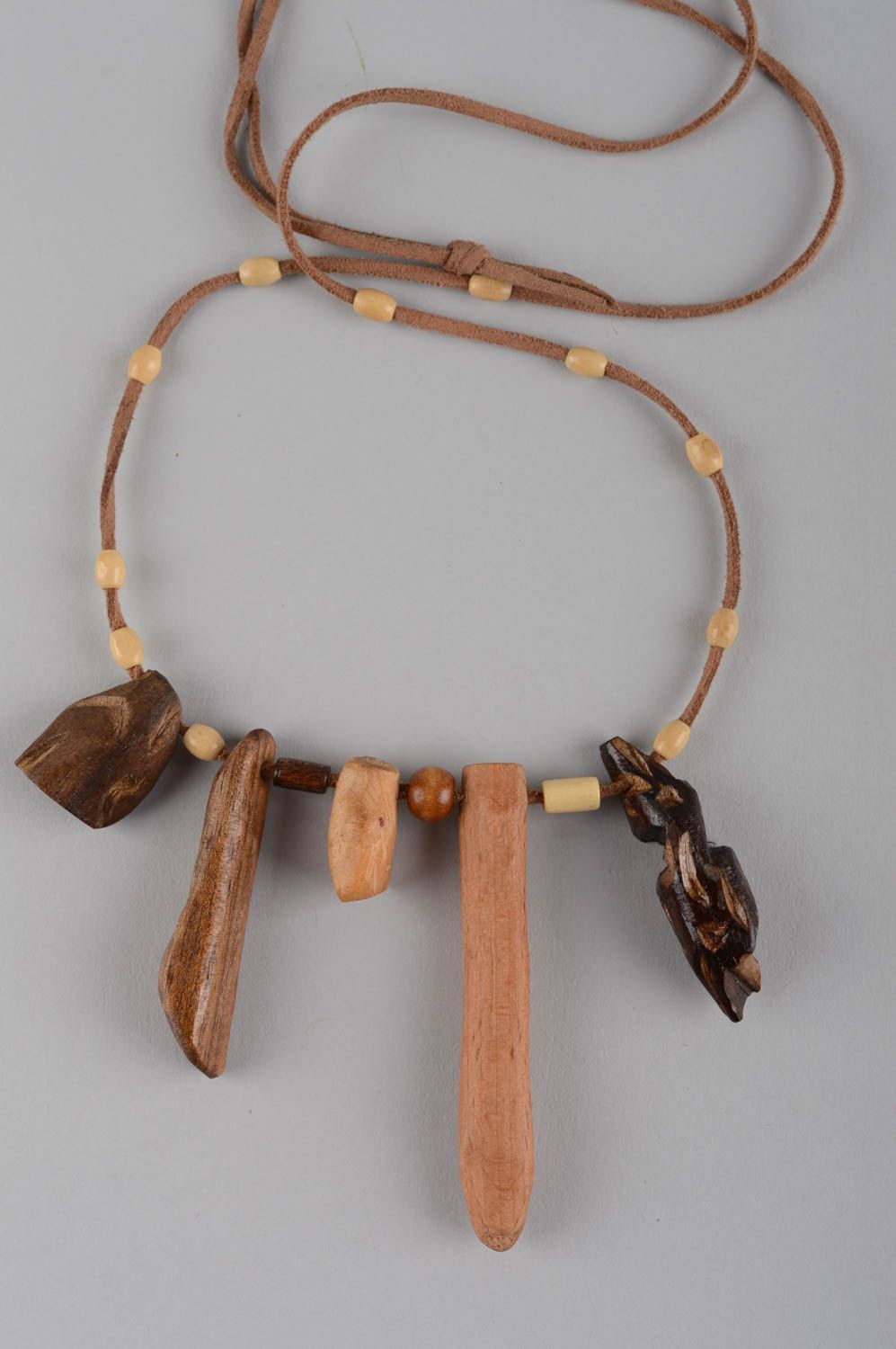 Кулон ручной работы украшение на шею авторский аксессуар из дерева ореха и бука фото 7