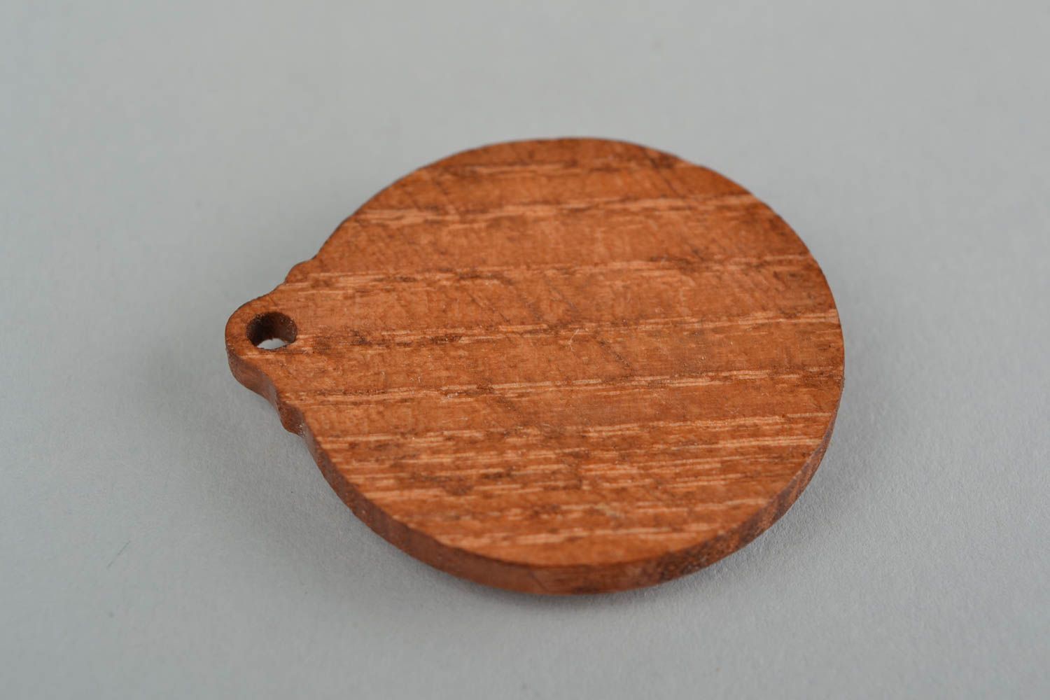 Pendentif sculpté en bois fait main verni avec symbole slave de la Lignée photo 5