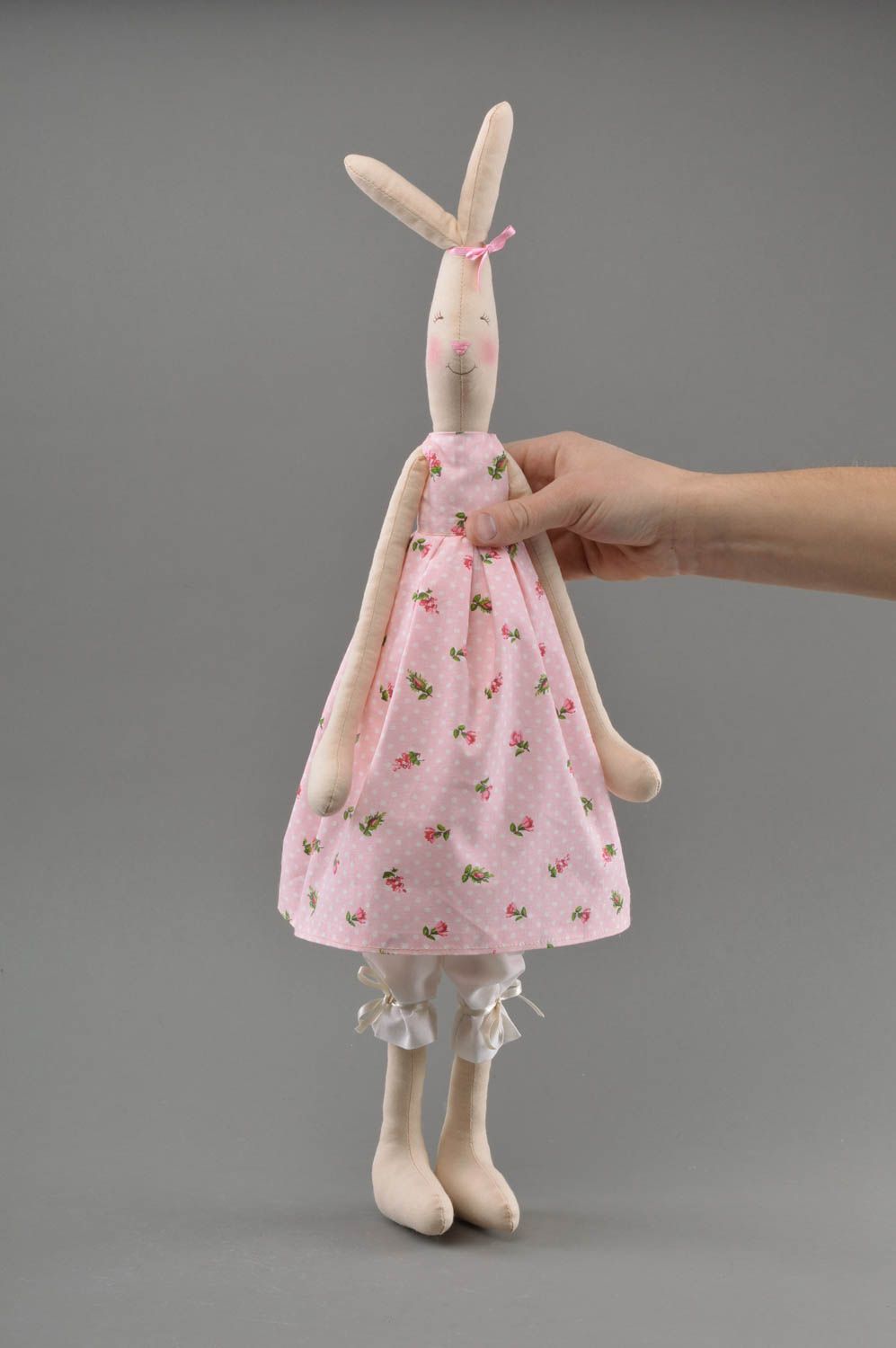 Авторская текстильная игрушка зайка с бантиком декоративная ручной работы фото 1