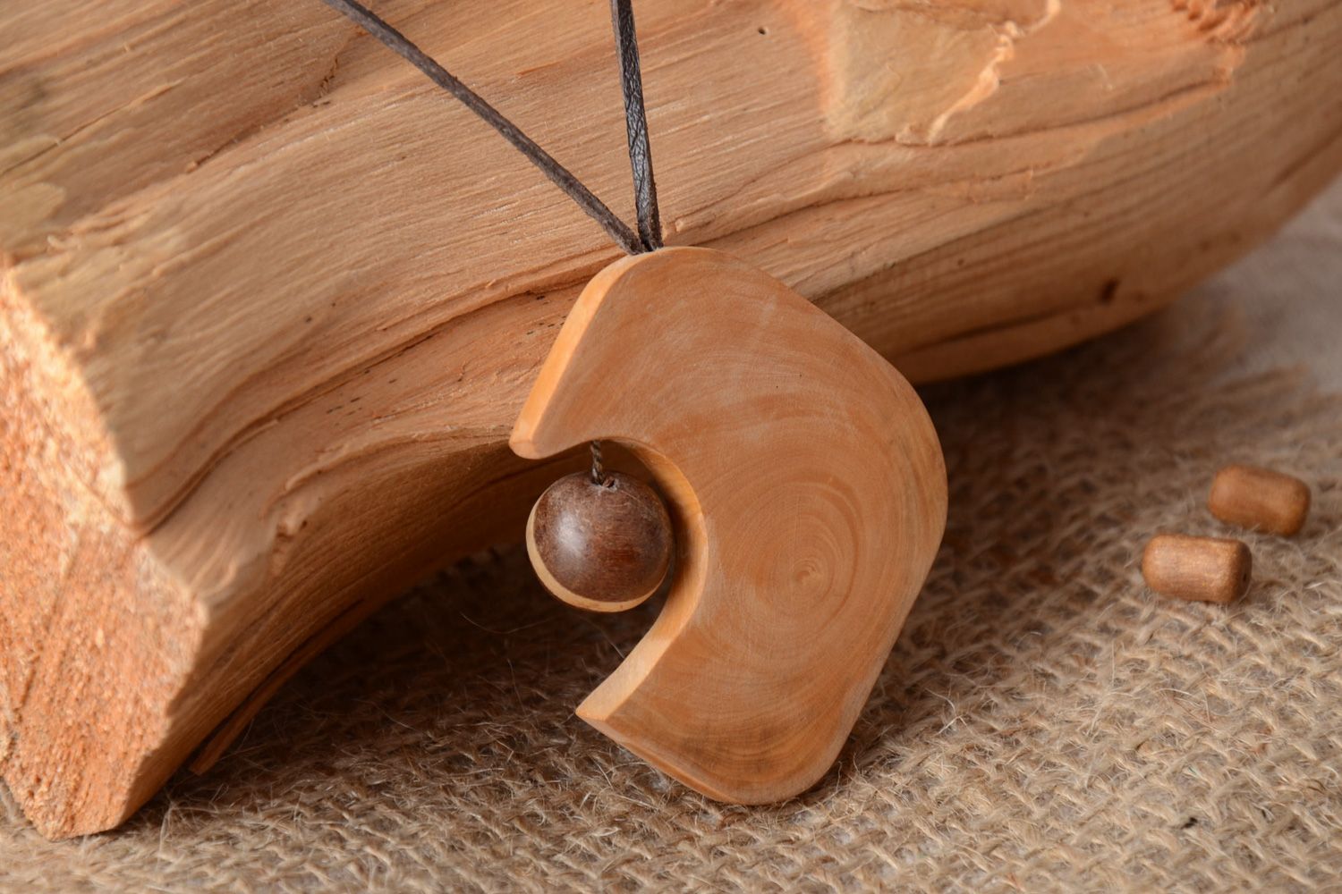 Grand pendentif en bois brun clair fait main écologique original avec boule photo 1