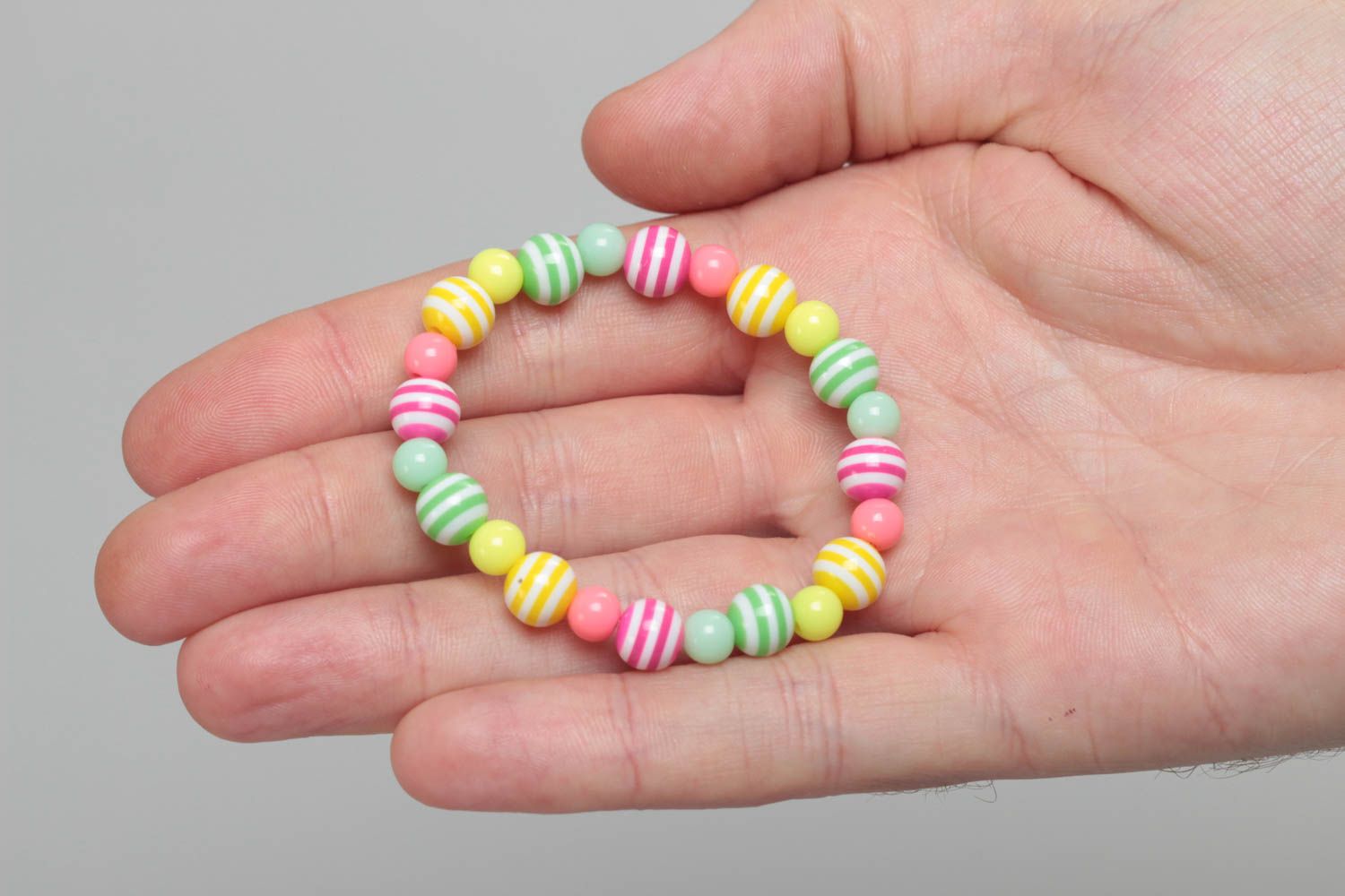 Браслет из пластиковых бусин ручной работы для девочки разноцветный полосатый фото 5