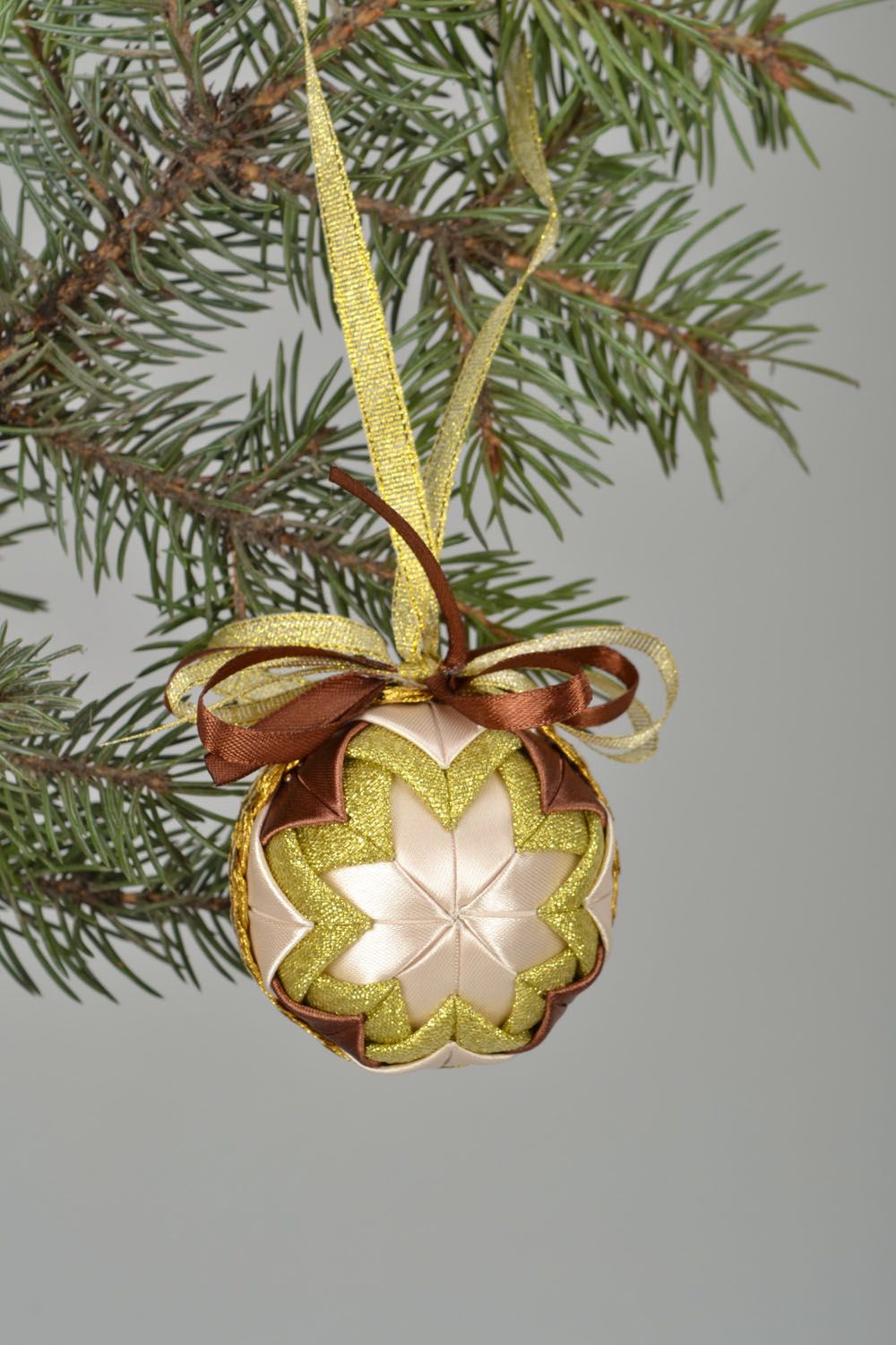 Boule de Noël artisanale dorée et marron technique artichaut faite main photo 1