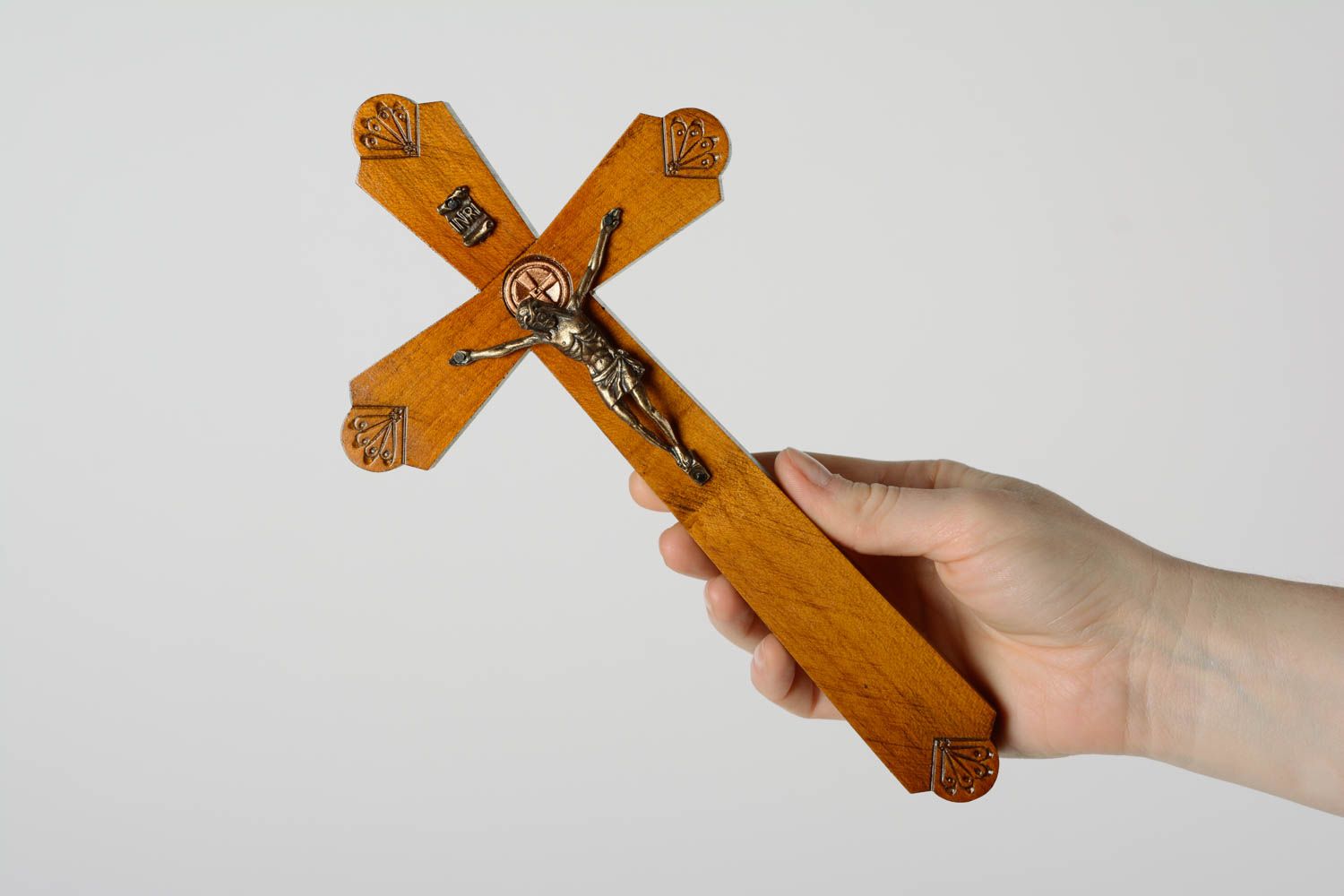 Деревянный крест ручной работы с распятием настенный красивый авторский фото 2