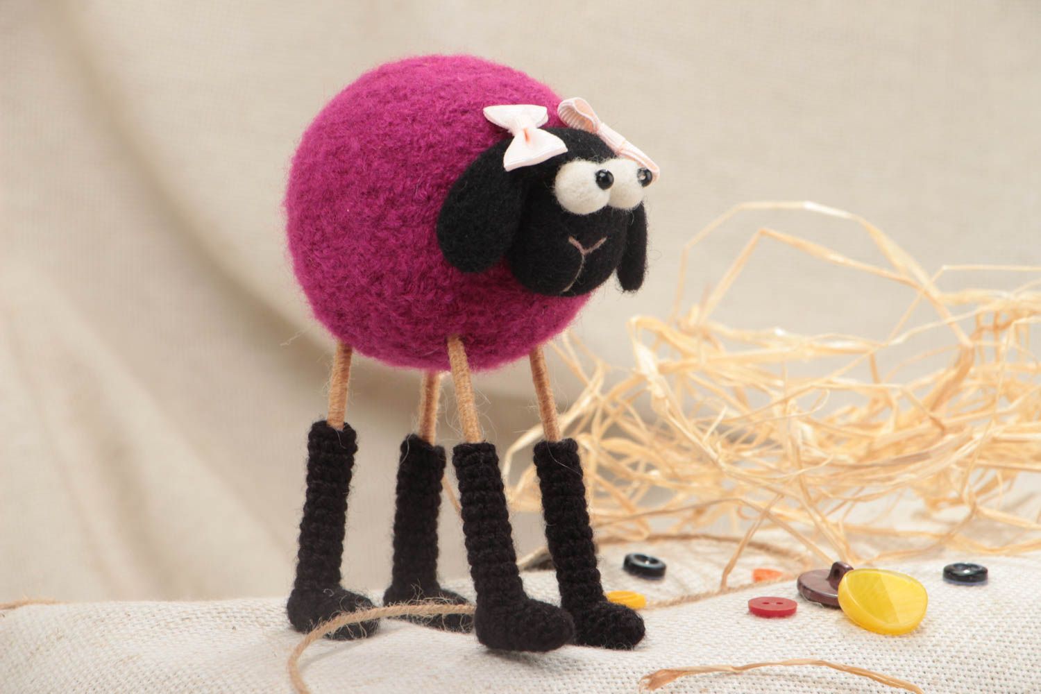 Мягкая вязаная игрушка овечка ручной работы авторская красивая малиновая с черным фото 1