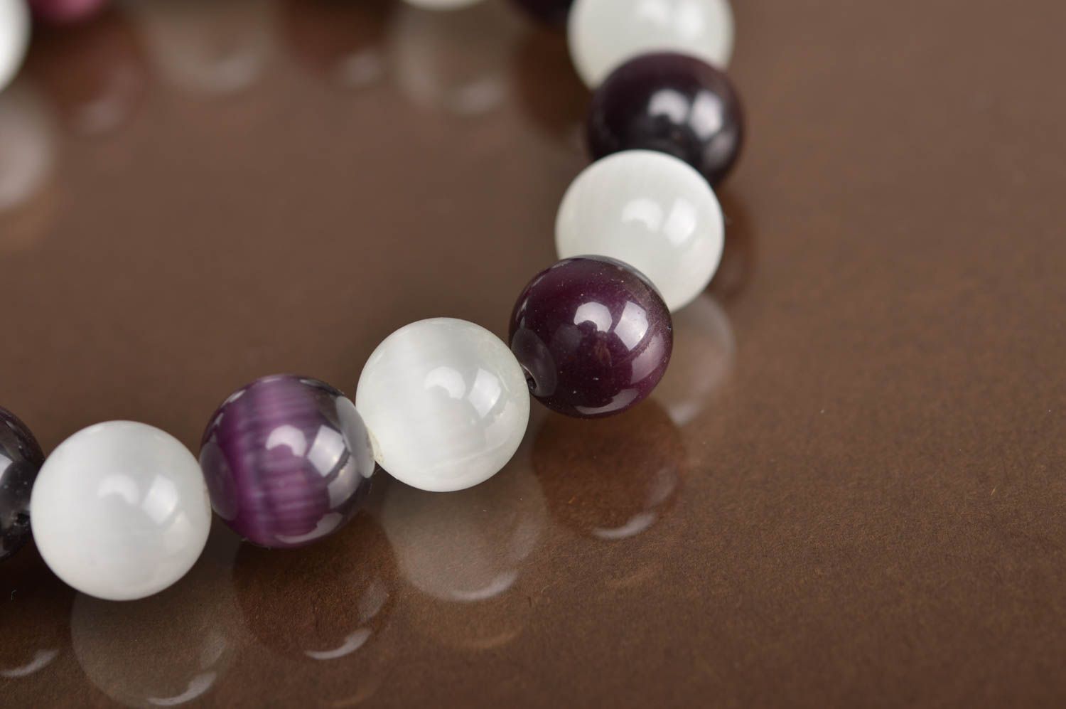 Künstlerisches Armband aus Perlen weiß lila schön grell für Damen handmade foto 3