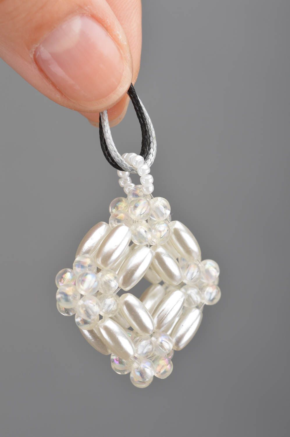 Pendentif en perles de rocaille fait main blanc sur cordon accessoire original photo 3