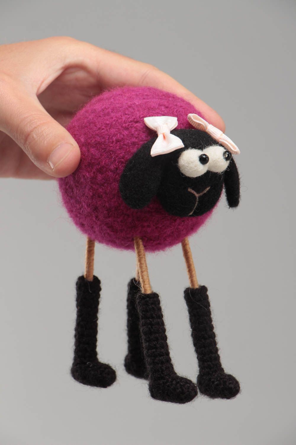 Мягкая вязаная игрушка овечка ручной работы авторская красивая малиновая с черным фото 5