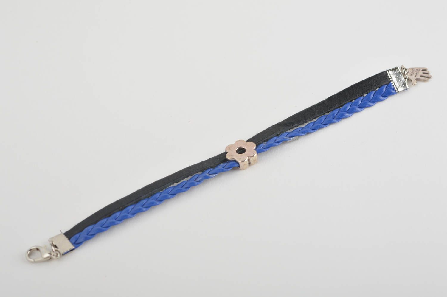 Pulsera artesanal accesorio de moda pulsera de piel azul y negro con flor foto 2