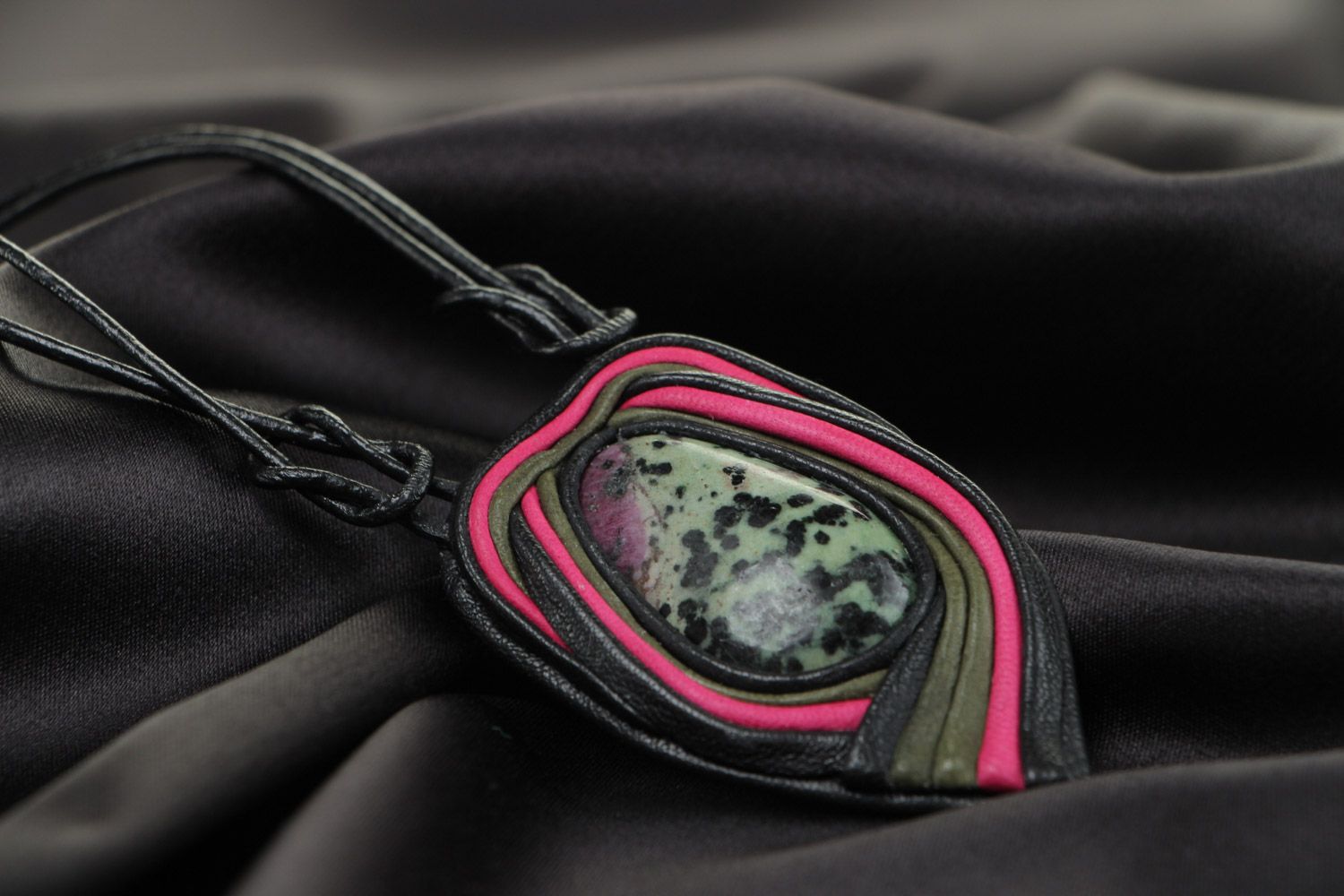 Stilvoller origineller Anhänger aus Leder mit echtem Stein in Schwarz und Rosa handmade foto 1