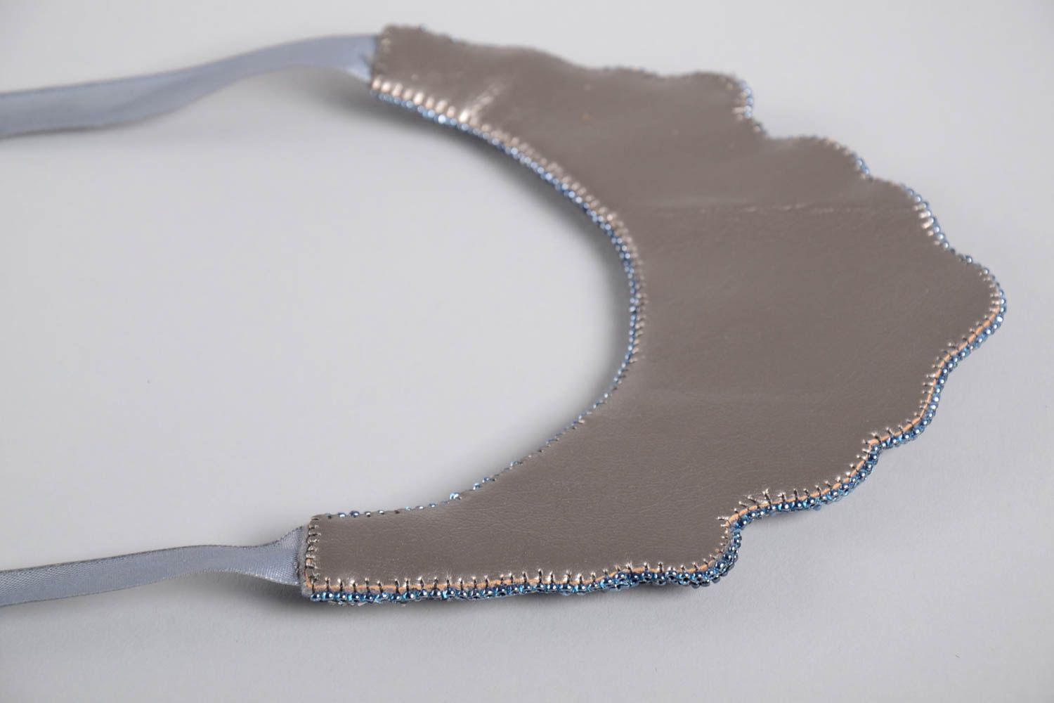 Колье из бисера украшение ручной работы серебристое ожерелье из бисера фото 4