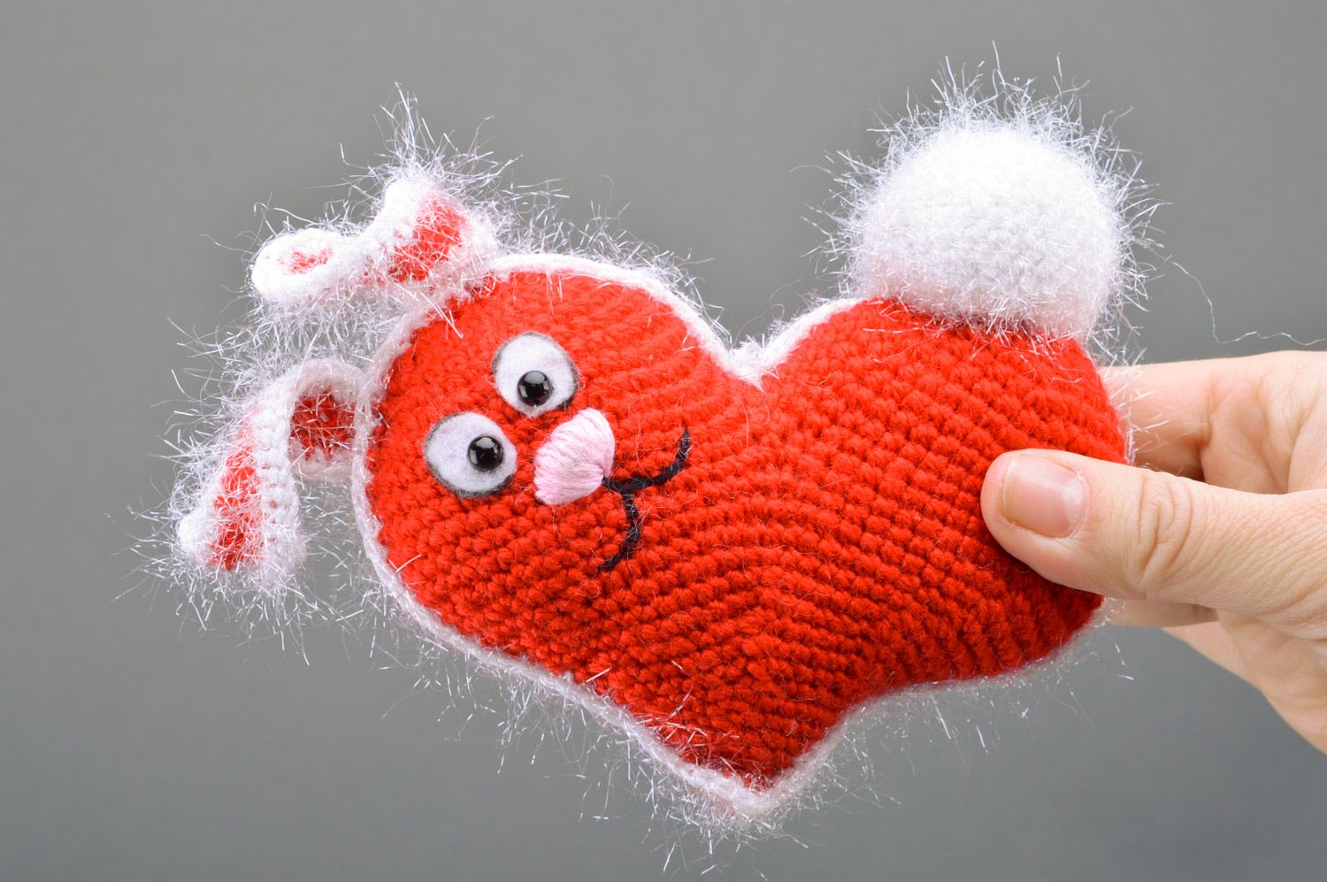 Jouet mou tricoté au crochet original fait main Lièvre en forme de coeur photo 3