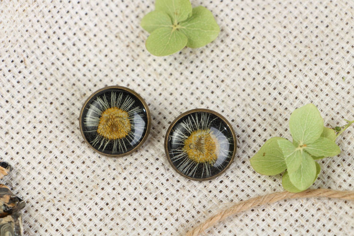 Earrings-ear clips with daisies in the jewelry resin photo 1