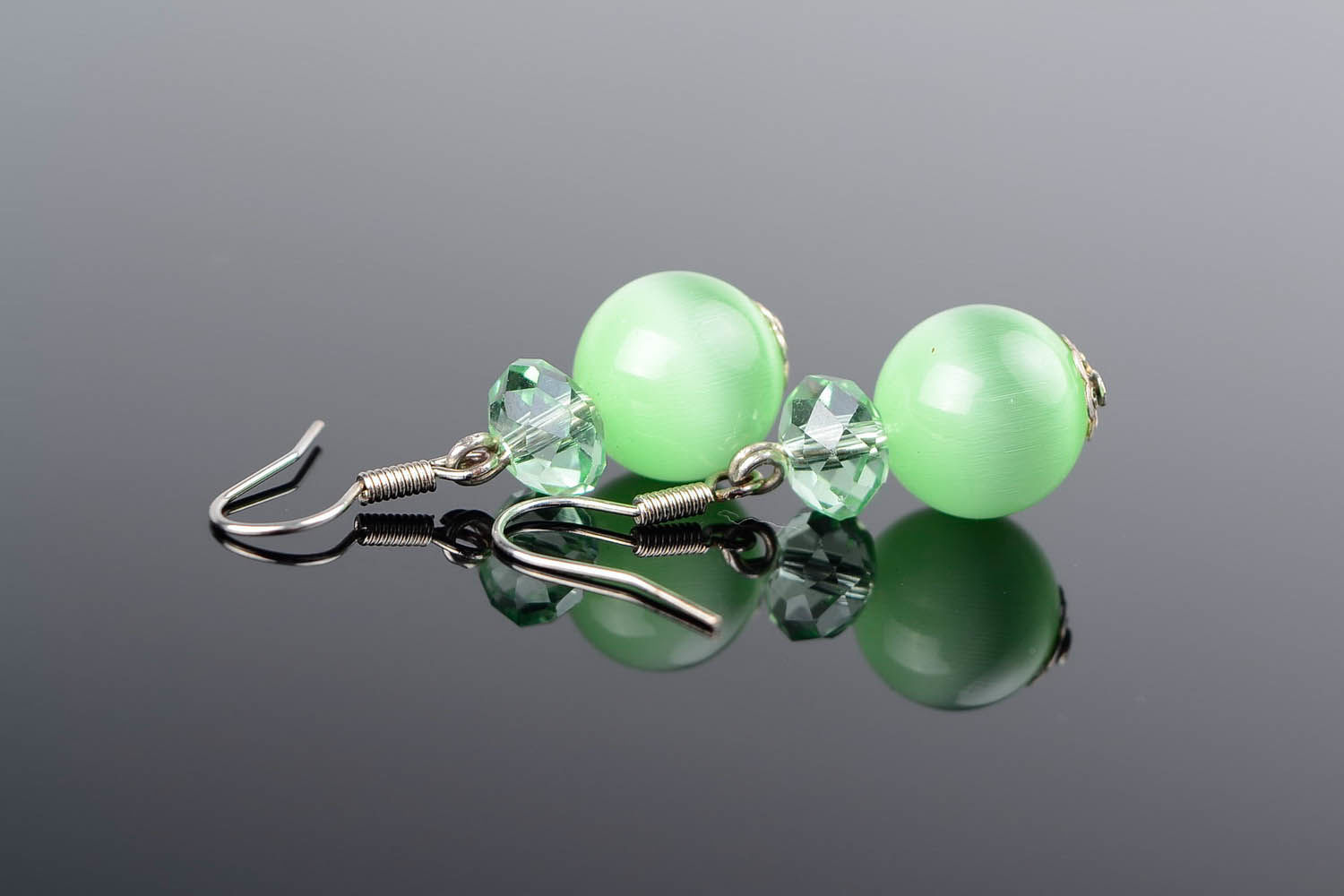 Boucles d'oreilles vertes avec perles photo 1