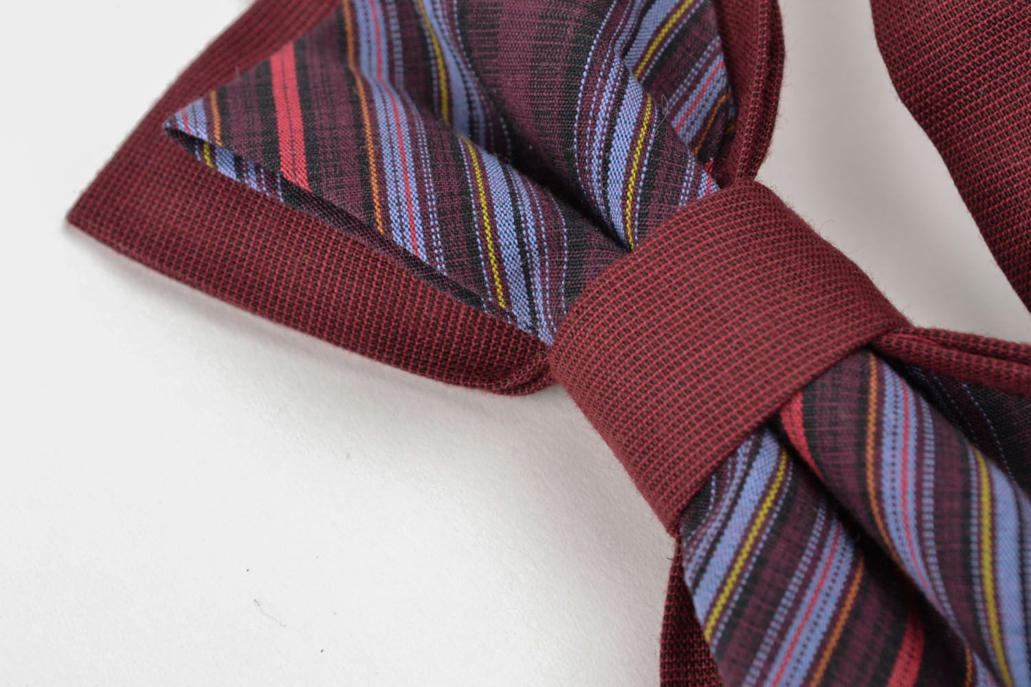 Corbata de lazo color burdeos foto 3