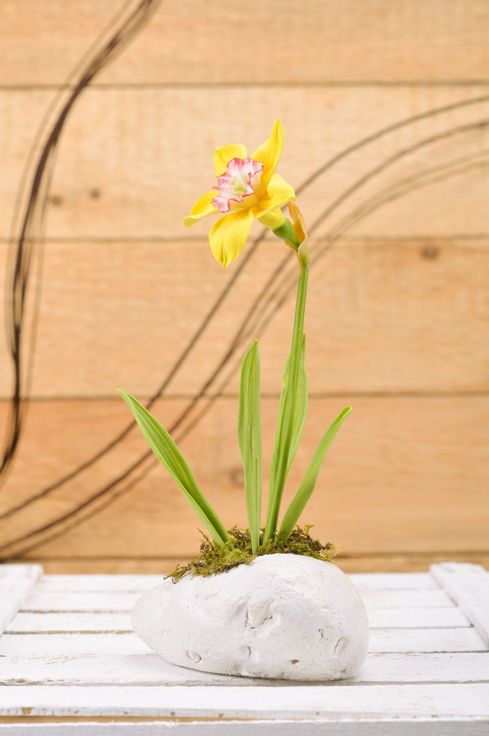 Narcisse jaune artificiel en pâte polymère fait main décoratif sur une pierre photo 5