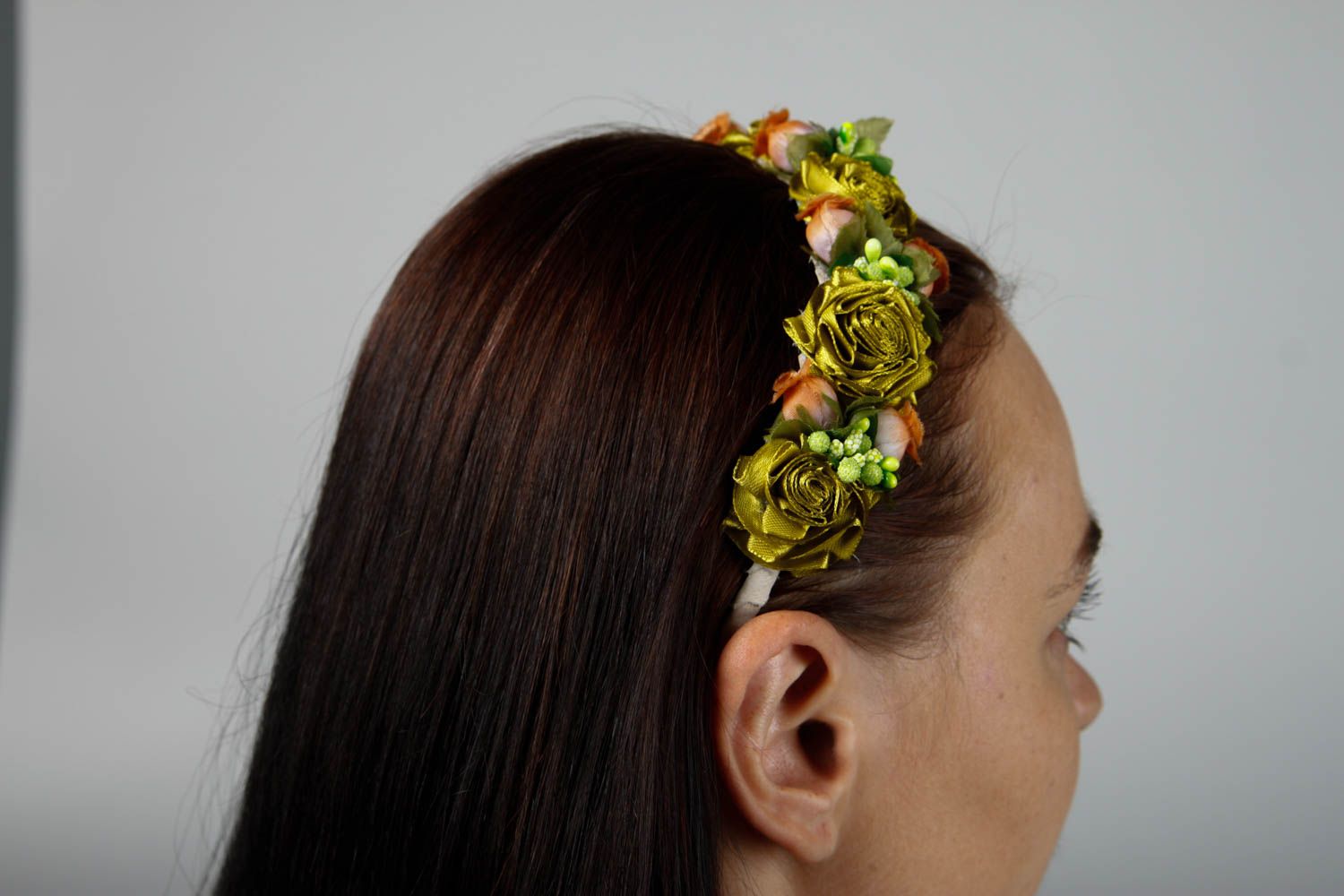 Cerchietto per capelli fatto a mano accessorio originale con fiori da donna
 foto 2