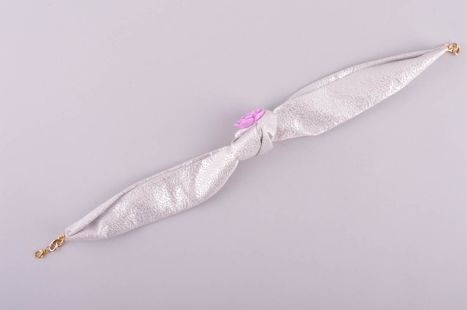 Collar artesanal de tela plateada con flor bisutería fina accesorio femenino foto 5