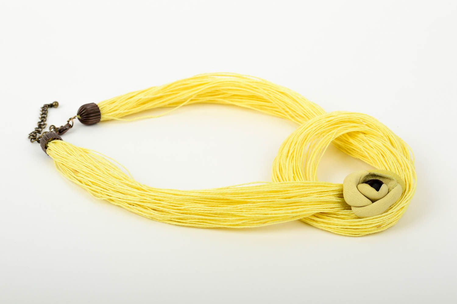 Колье из ниток колье ручной работы массивное украшение желтое с кожаным цветком фото 3