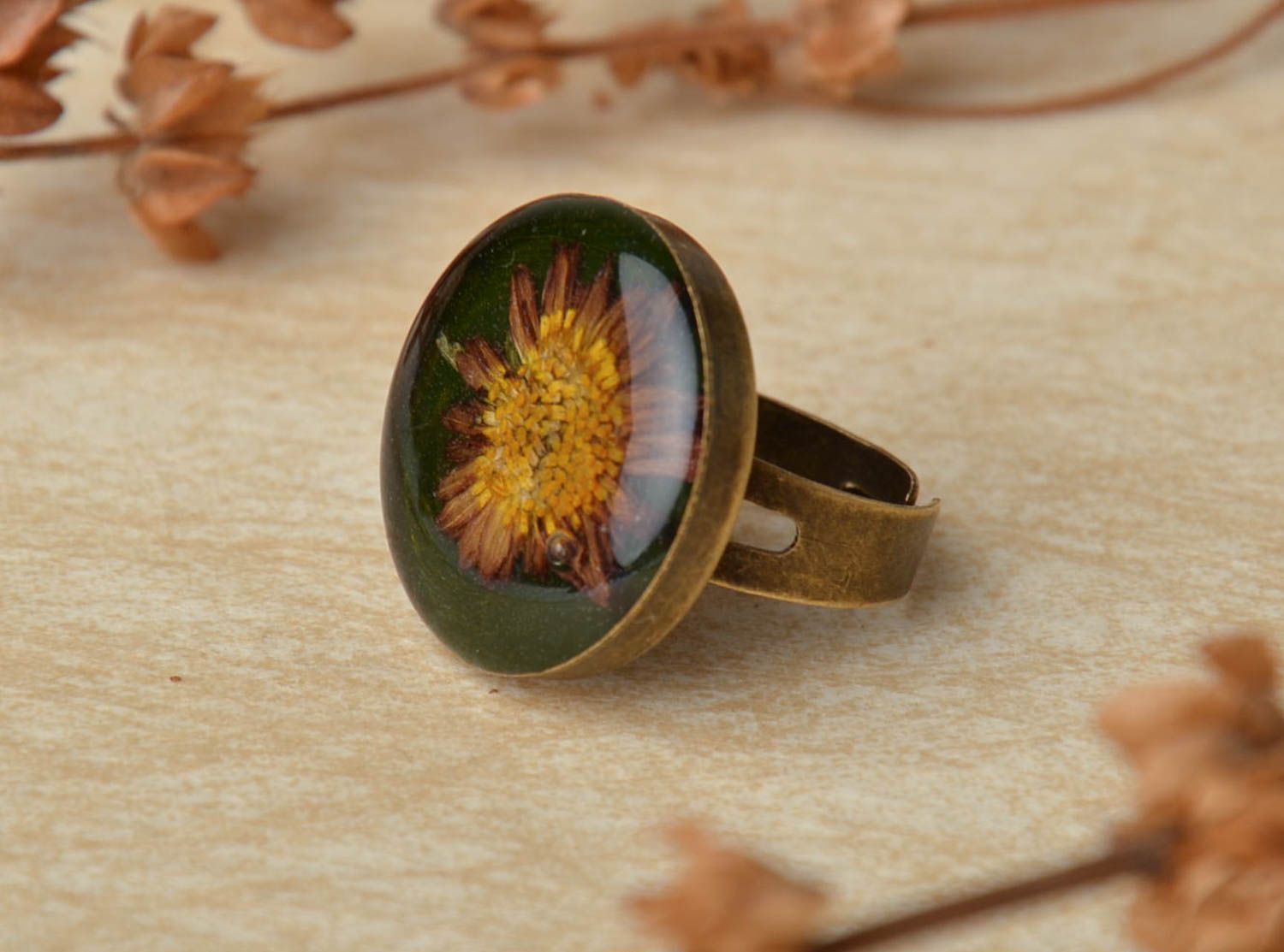 Круглое кольцо с живым цветком внутри  фото 1