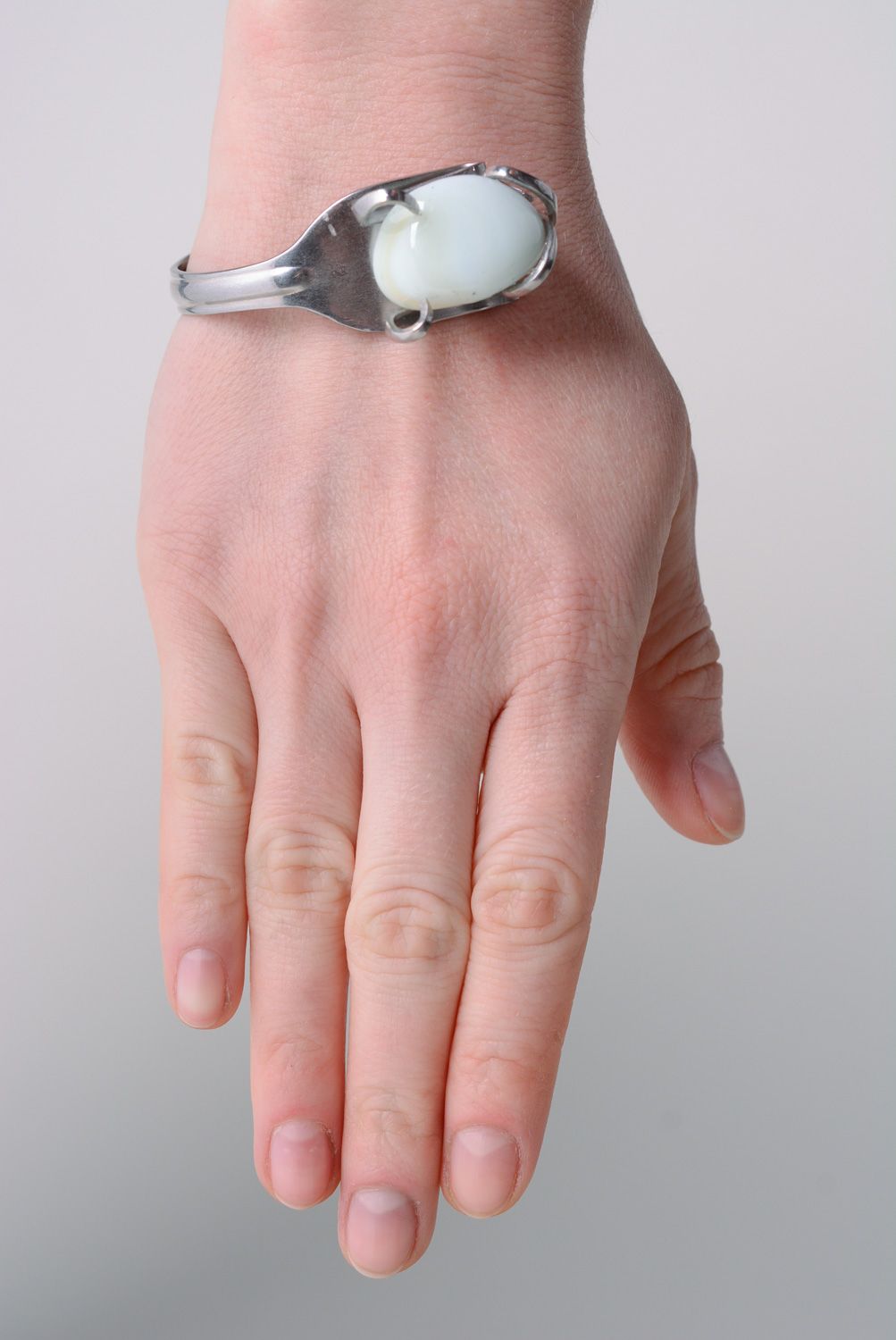 Bracelet en métal fait main original cadeau pour femme avec pierre blanche photo 3