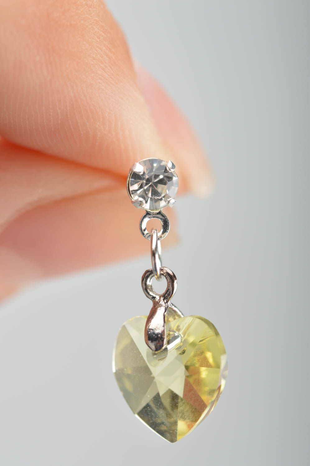 Серьги с кристаллами длинные в виде сердечек желтые ручной работы нарядные  фото 3