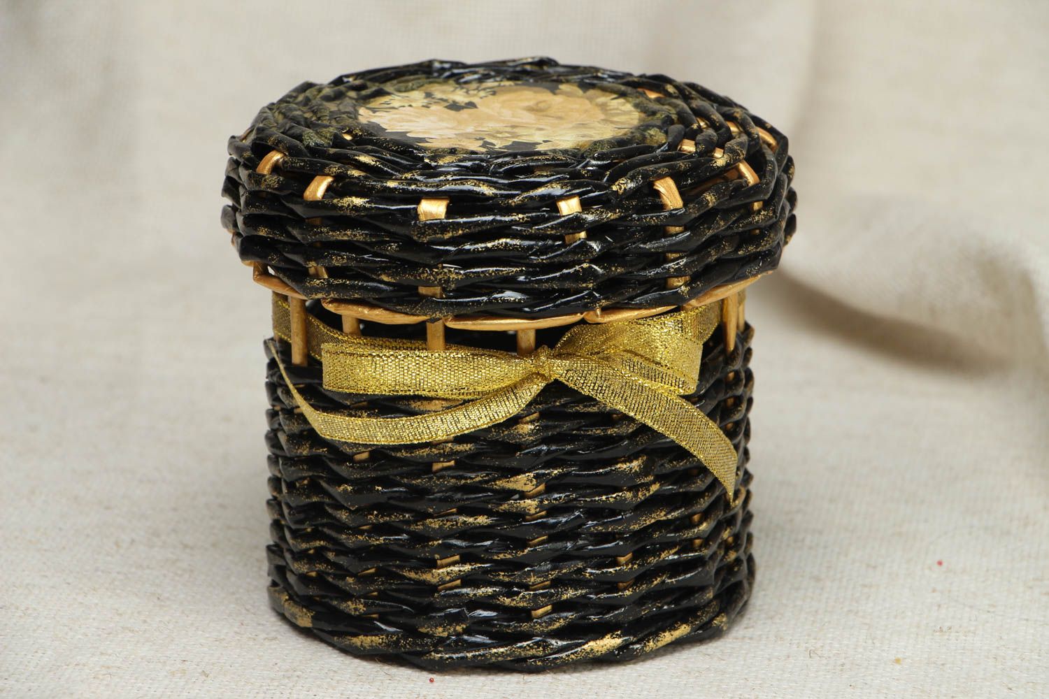 Boîte à bijoux ronde en tubes de papier noir-doré  photo 1
