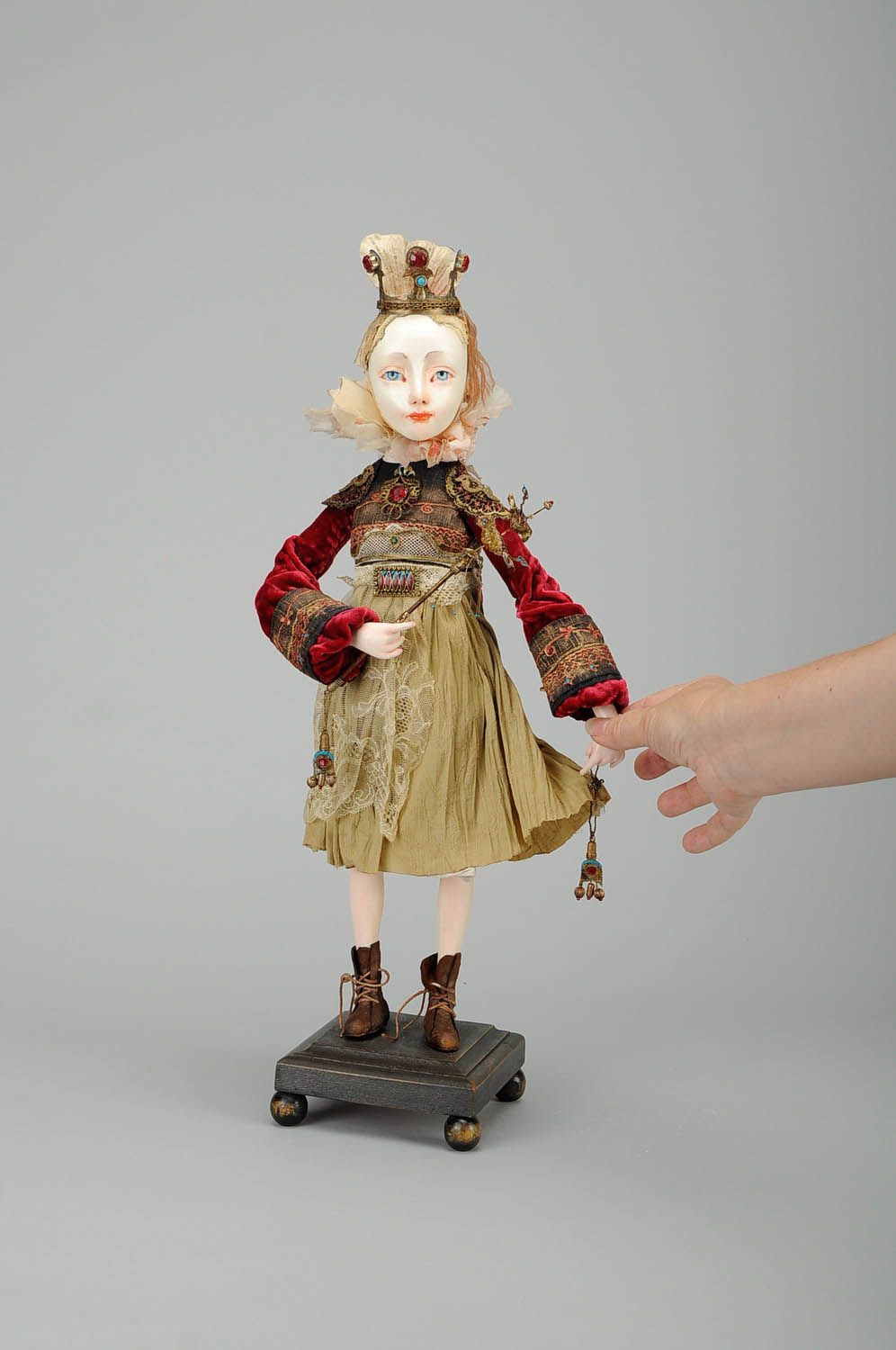 Авторская кукла в антикварной одежде Свиристелка фото 2