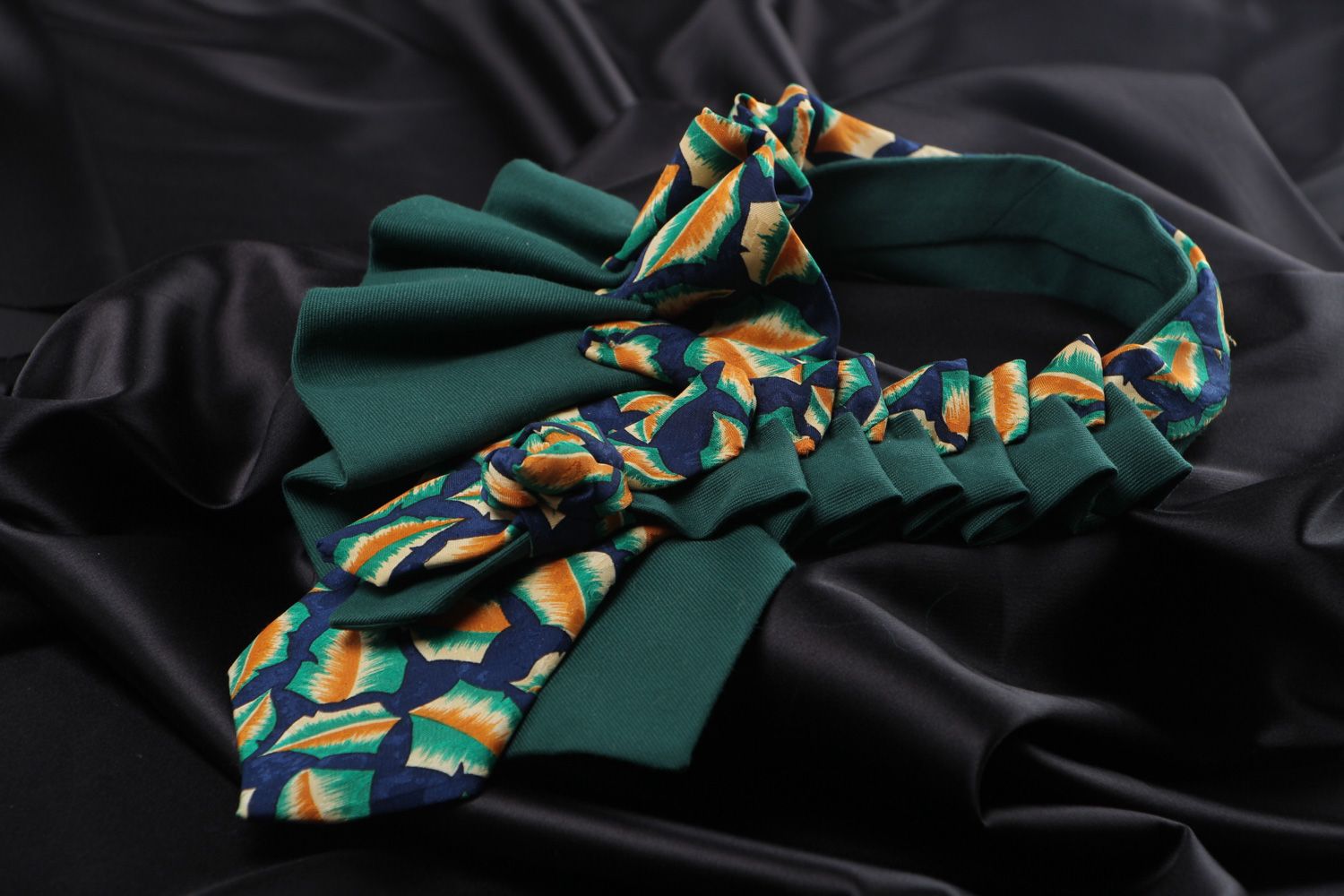 Текстильное колье из галстука оригинальное женское украшение зеленое фото 1