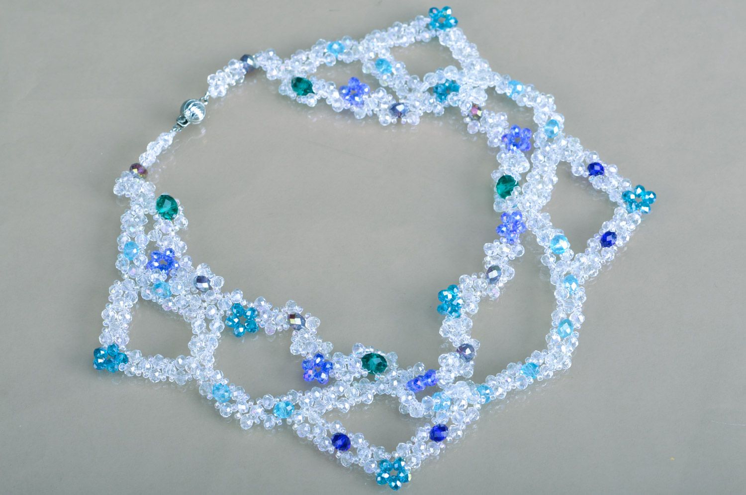 Collier en perles de cristal de roche blanc et bleu fait main pour femme  photo 2