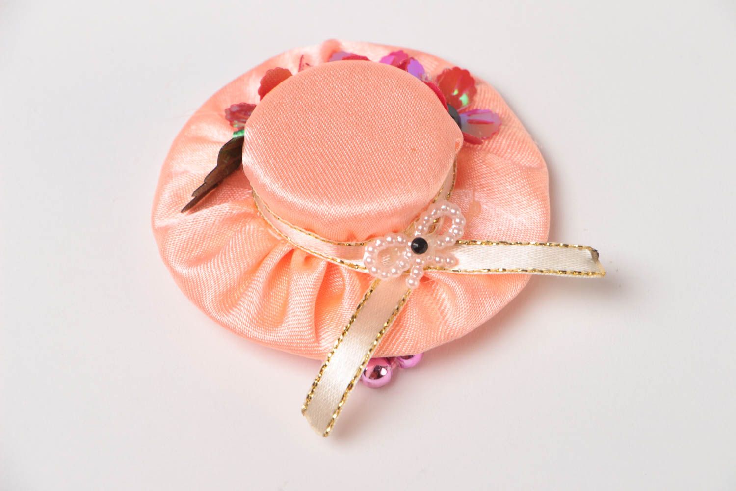 Яркая детская тканевая резинка для волос в виде розовой шляпки ручной работы фото 2