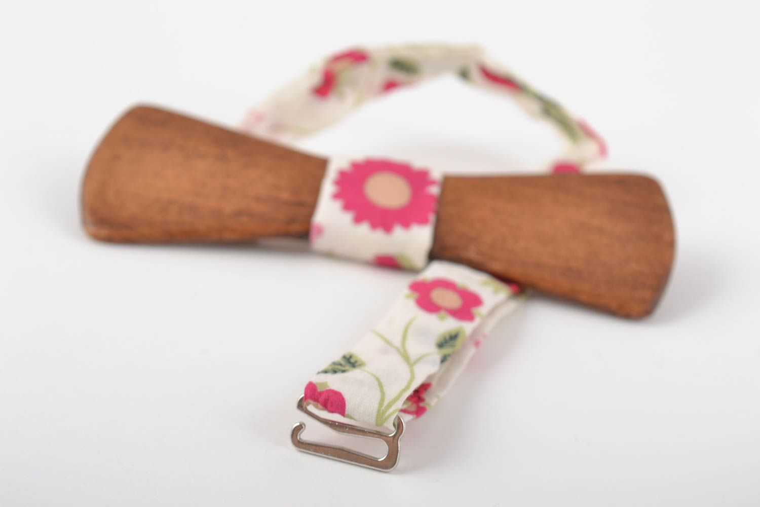 Деревянный галстук бабочка ручной работы из коттона оригинальная с цветочком фото 4