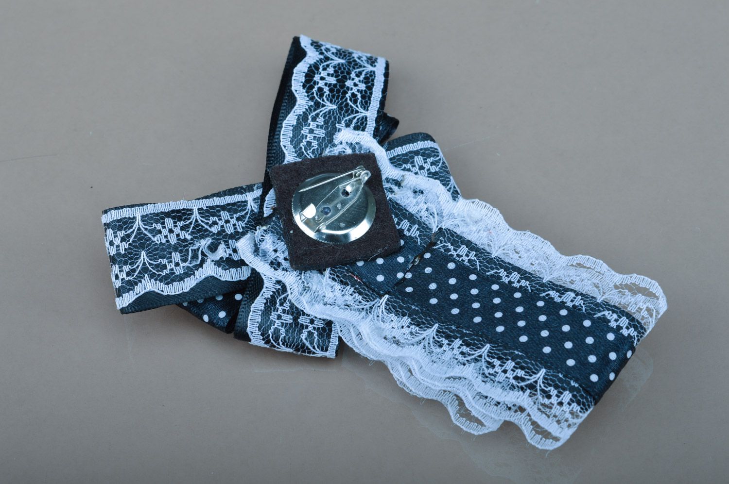 Broche jabot de tissu avec camée noire à pois blancs et dentelle faite main photo 5