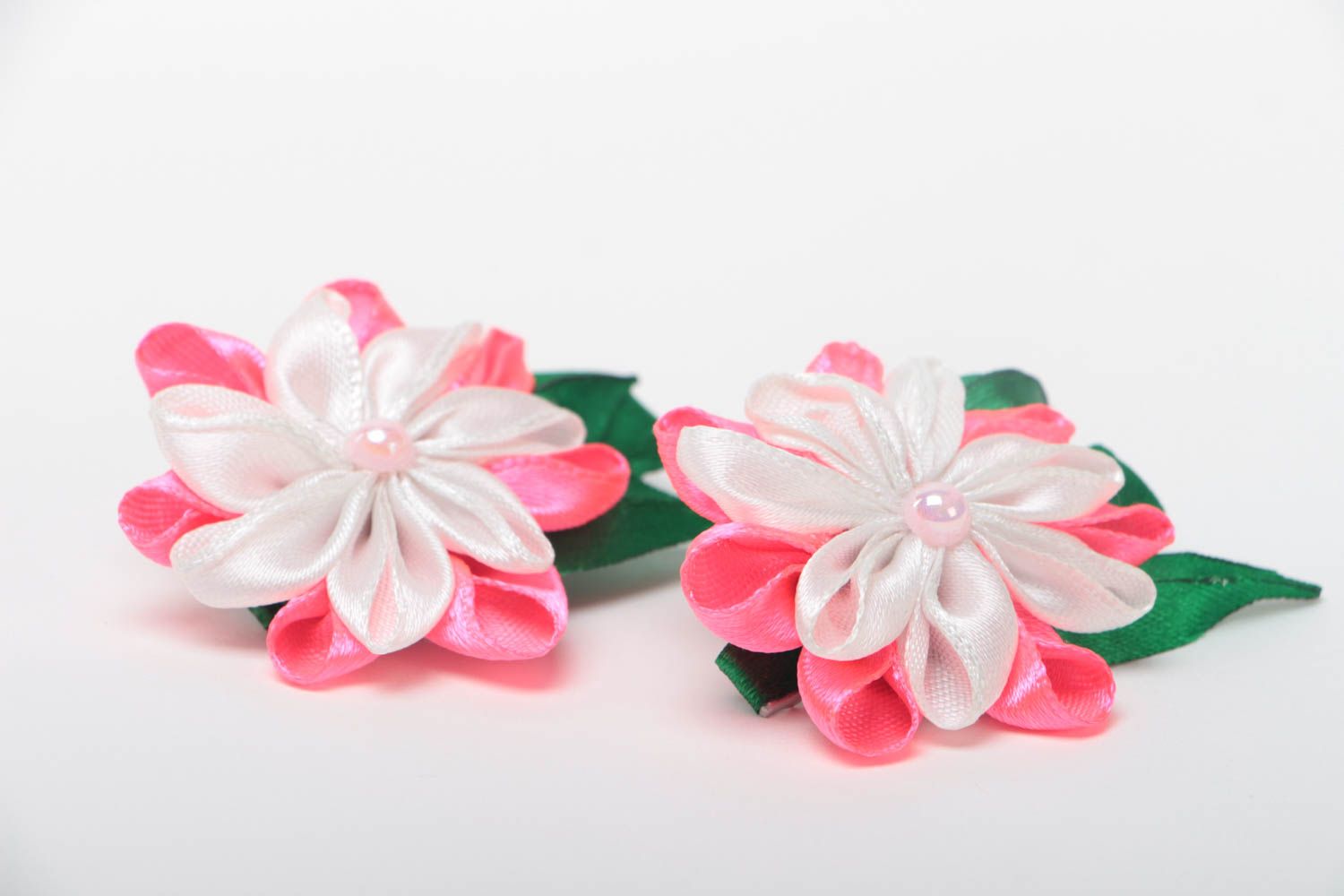 Kinder Blumen Haarspangen aus Atlas Kanzashi Technik handmade Set aus 2 Stück foto 3