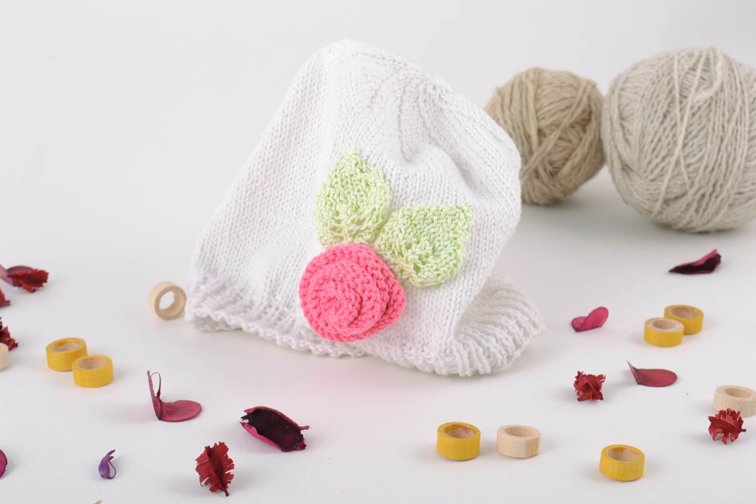 Bonnet tricoté à la main blanc avec fleur rose en coton élégant pour enfant photo 1