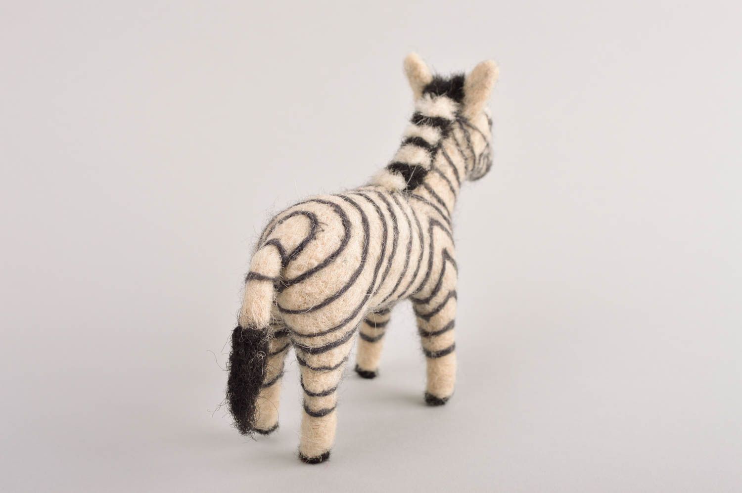 Niedliches Kuscheltier Zebra handmade Spielzeug aus Wolle Geschenk für Kinder foto 4
