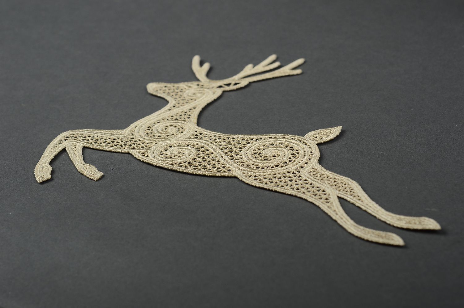 Игрушка на елку handmade декор для дома новогоднее украшение олень из кружева фото 3