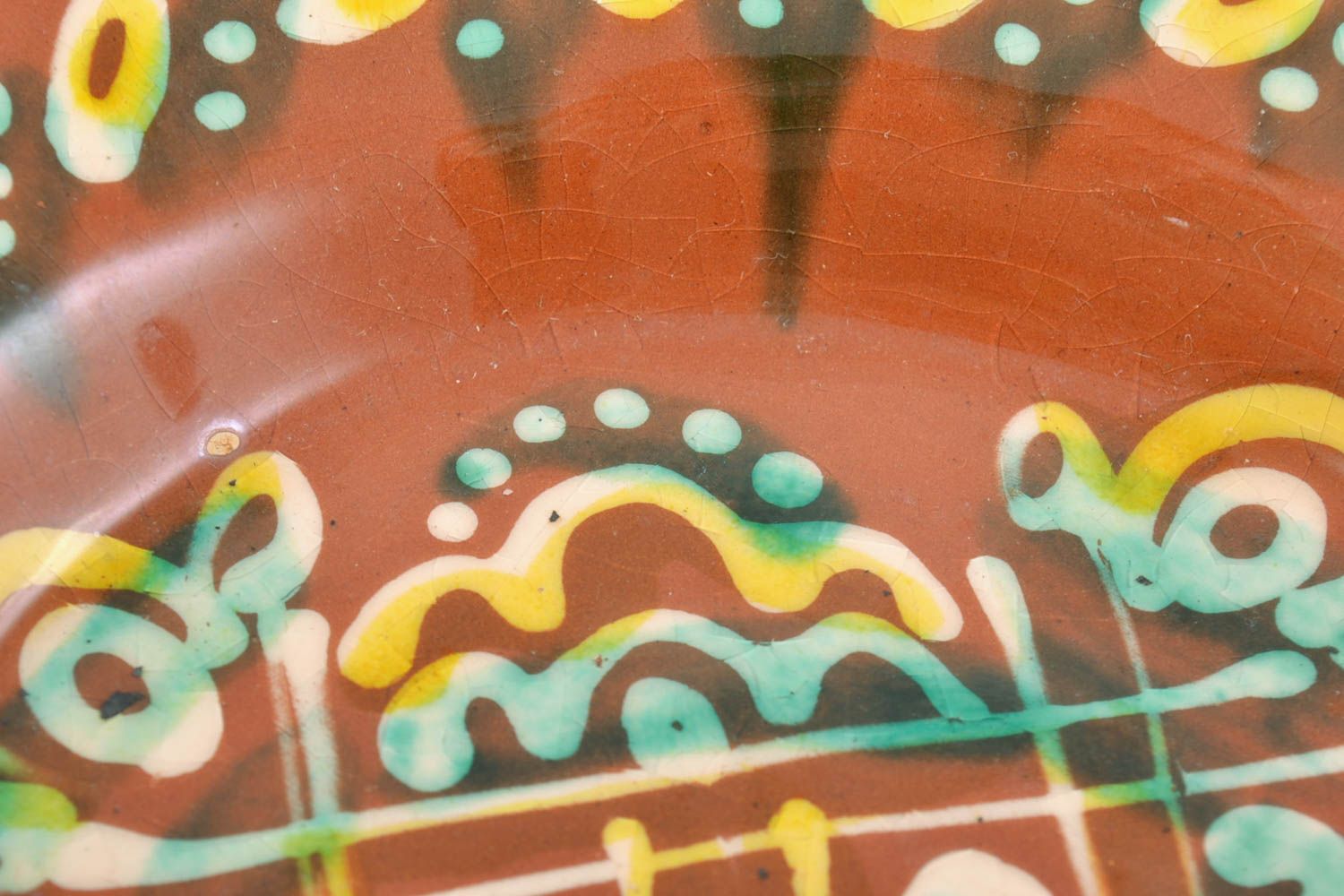 Тарелка из глины расписанная глазурью ручной работы круглая красивая коричневая фото 3