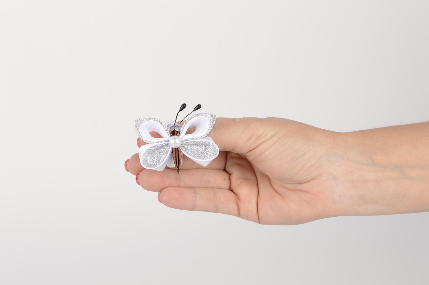 Детская резинка handmade аксессуар для волос резинка из лент Белая бабочка фото 5