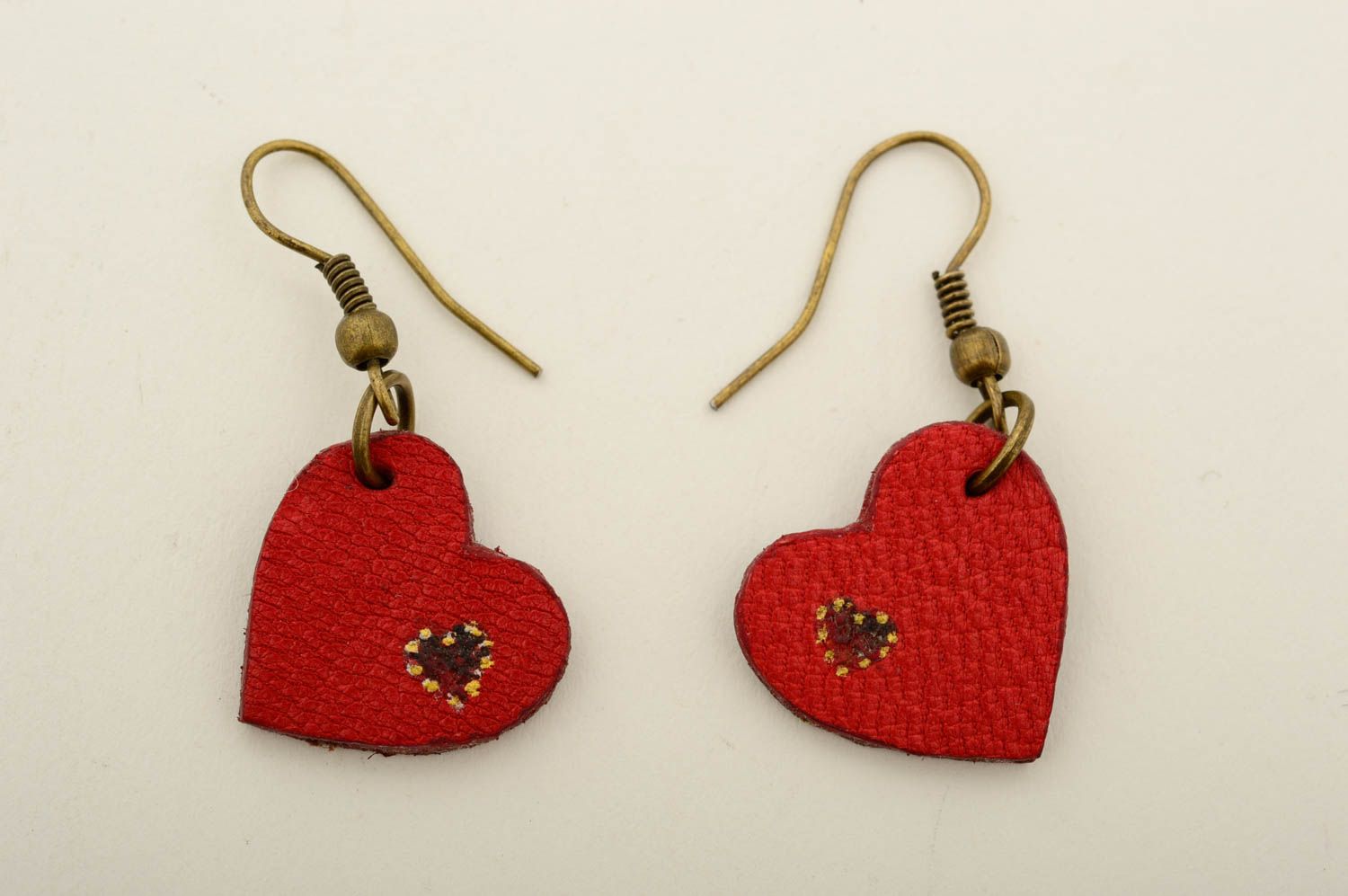 Boucles d'oreilles coeur rouge Bijou fait main en cuir pendantes Cadeau femme photo 3